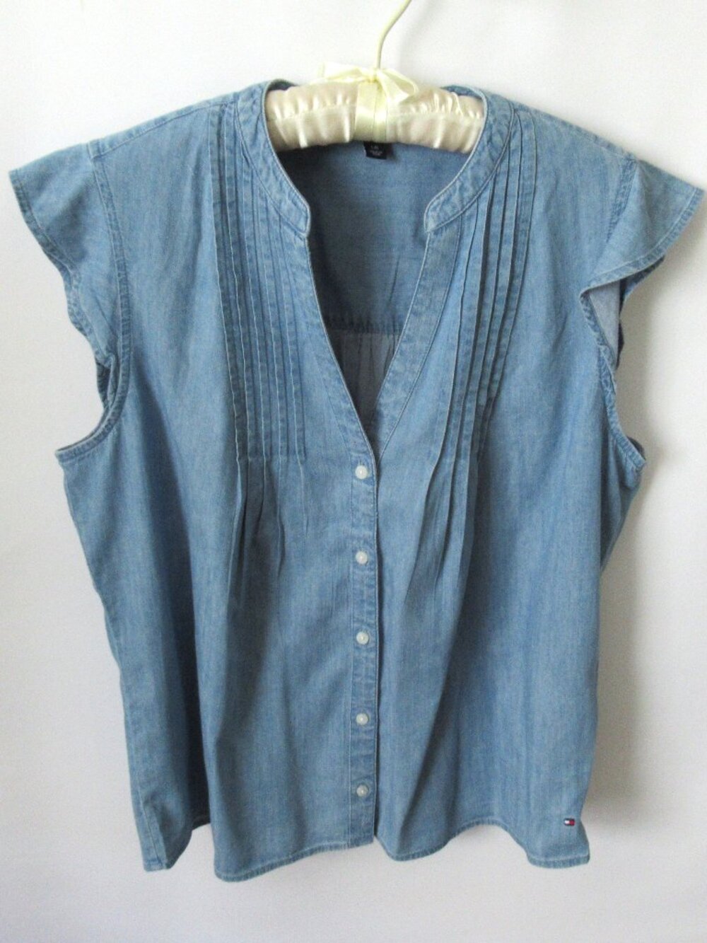 Tommy Hilfiger blue tucks V-neck button front ruffles sleeveless shirt *Sz L*